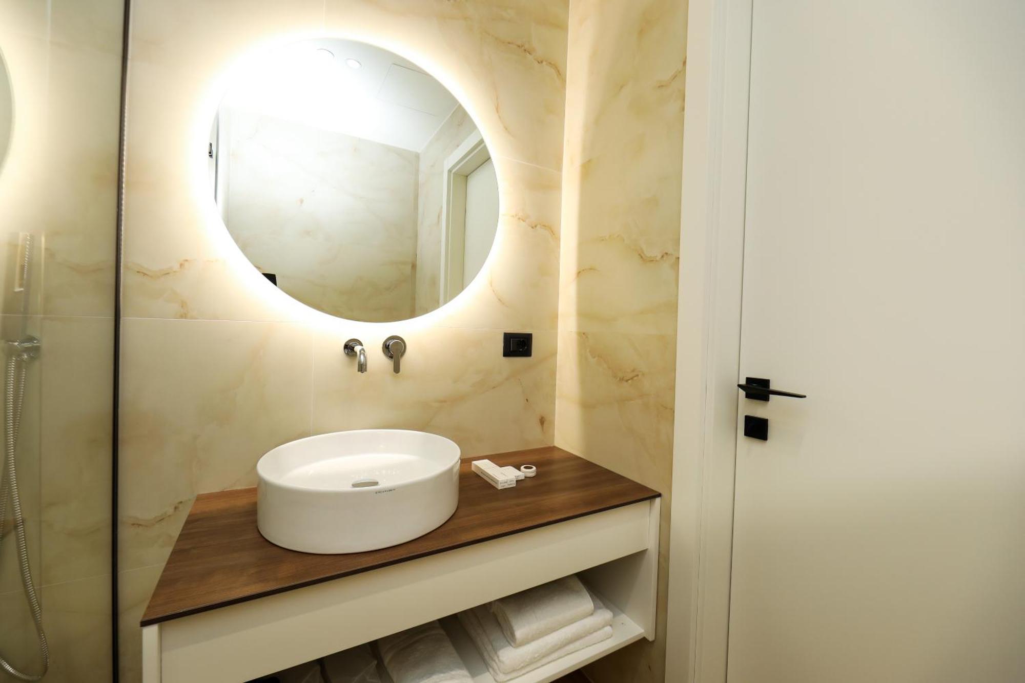 Hotel Adore Vlore Exterior photo